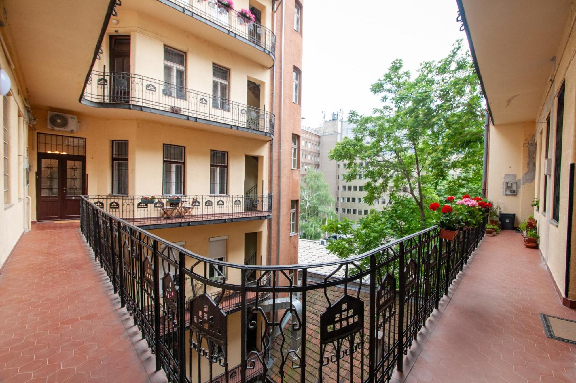 Spacious Family Suite Along River Side, In The Heart Of Buda Budapeste Exterior foto