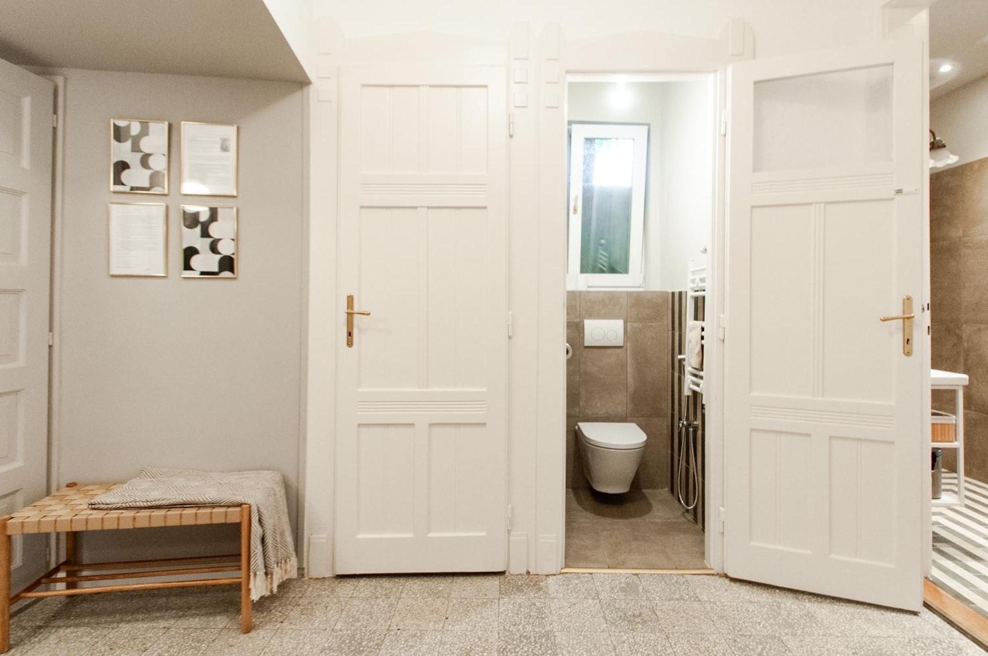 Spacious Family Suite Along River Side, In The Heart Of Buda Budapeste Exterior foto