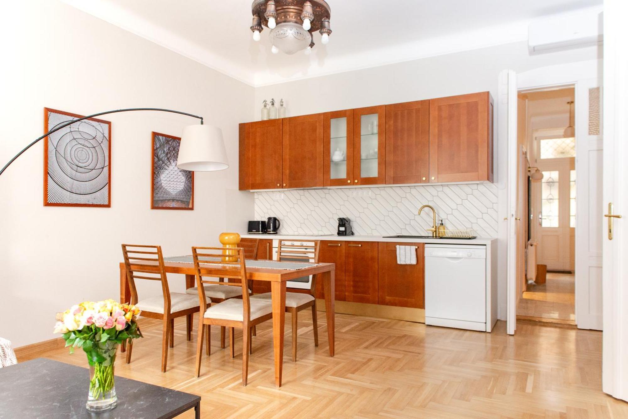 Spacious Family Suite Along River Side, In The Heart Of Buda Budapeste Exterior foto