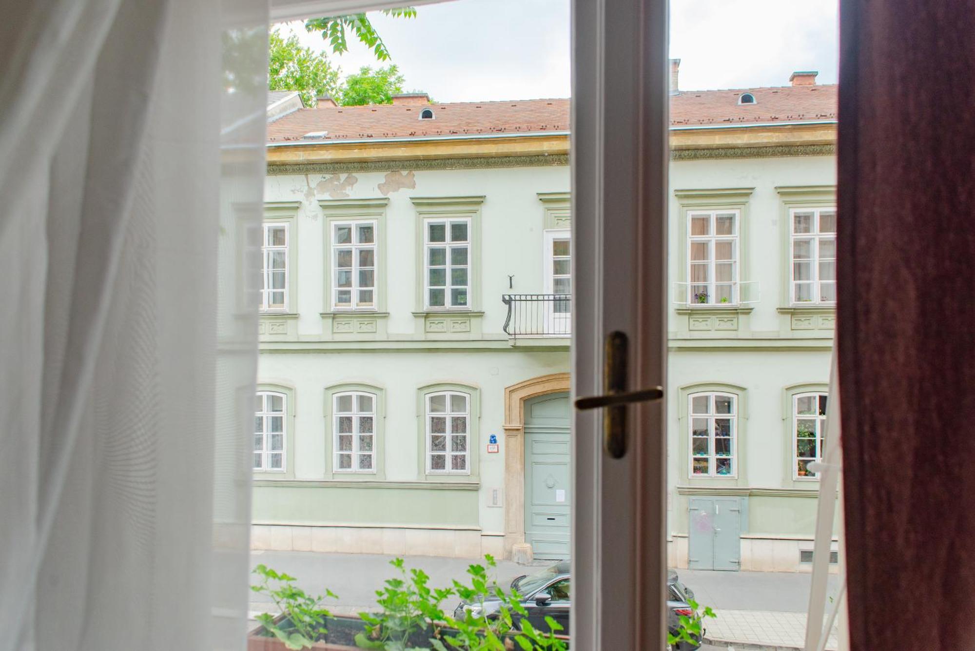 Spacious Family Suite Along River Side, In The Heart Of Buda Budapeste Exterior foto